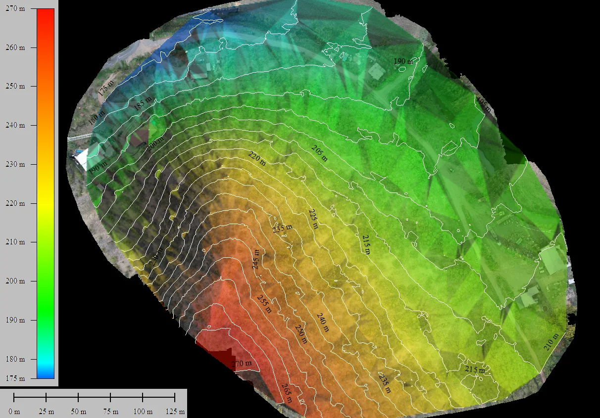 Modelo digital de elevación con curvas de nivel cada 5 metros sobre el ortomosaico de un predio en Patagua, levantado con dron