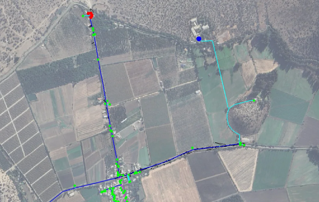 Modelación de presiones de una red de agua potable dibujada sobre imagen aérea de un sector agrícola